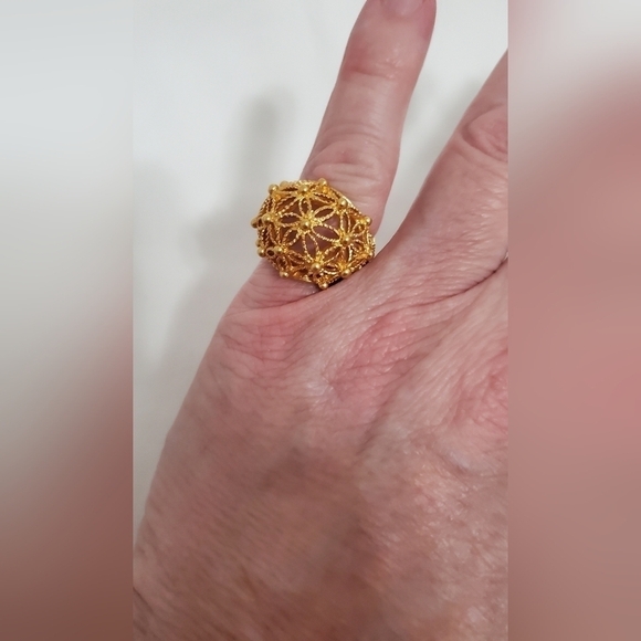 Avon Gold Tone Spun Blossoms Ring - Picture 7 of 7